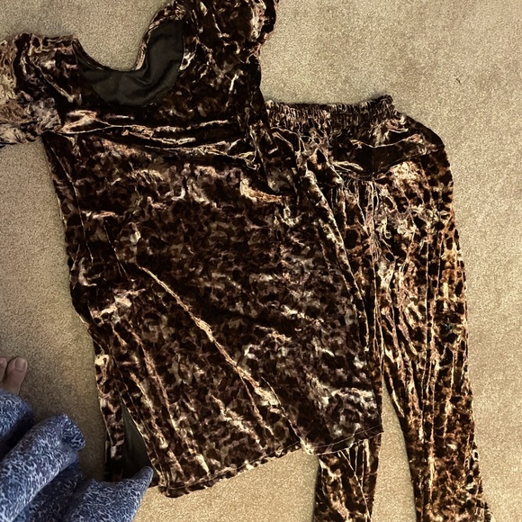 Velvet suit for winter .. gold and brown tone - Picture 1 of 3